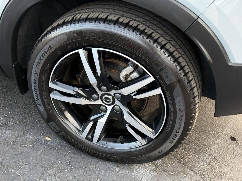 2025 Volvo XC40 B5 Core Bright Theme