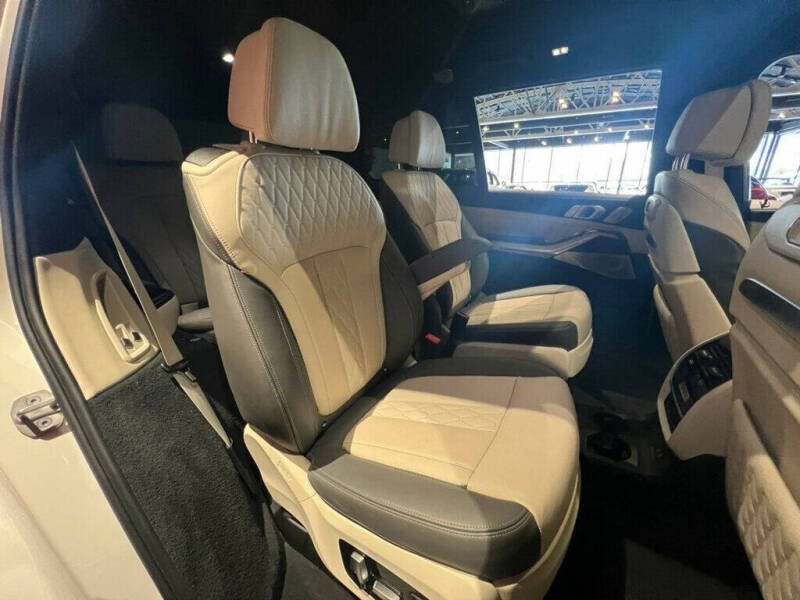 2023 BMW X7 M60i