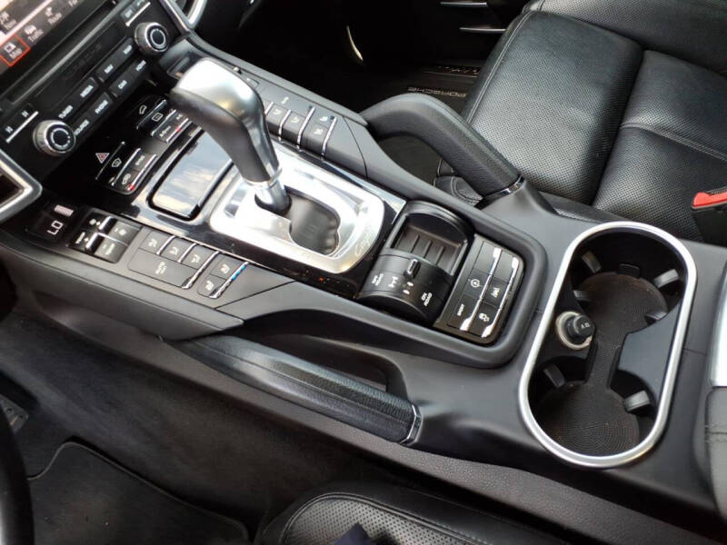 2017 Porsche Cayenne Platinum Edition
