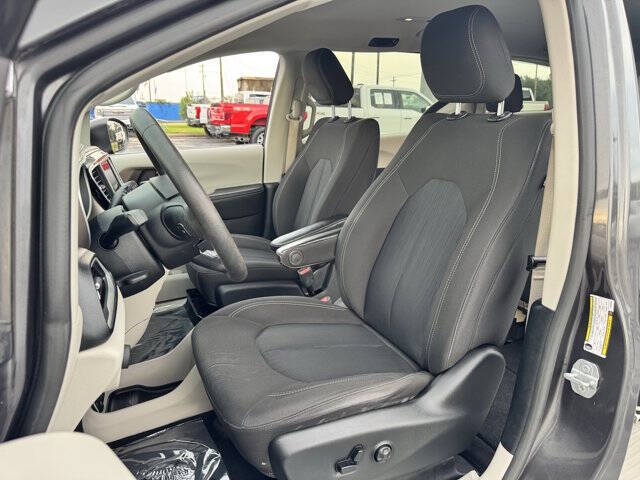 2020 Chrysler Voyager LX