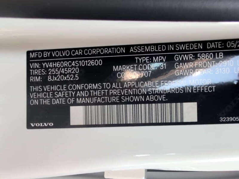 2025 Volvo XC60 T8 Plus Dark Theme