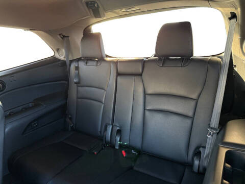2022 Honda Pilot Touring w/Rear Captain's Chairs