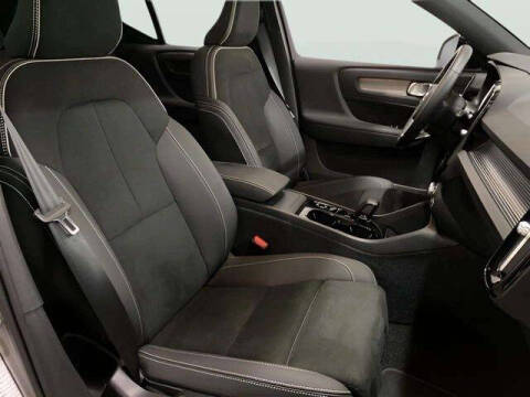 2025 Volvo XC40 B5 Plus Dark Theme