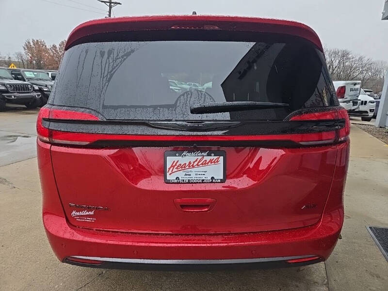2026 Chrysler Pacifica Select