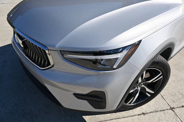 2025 Volvo XC40 B5 Core Bright Theme