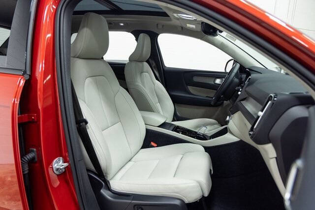 2024 Volvo XC40 B5 Ultimate Dark Theme