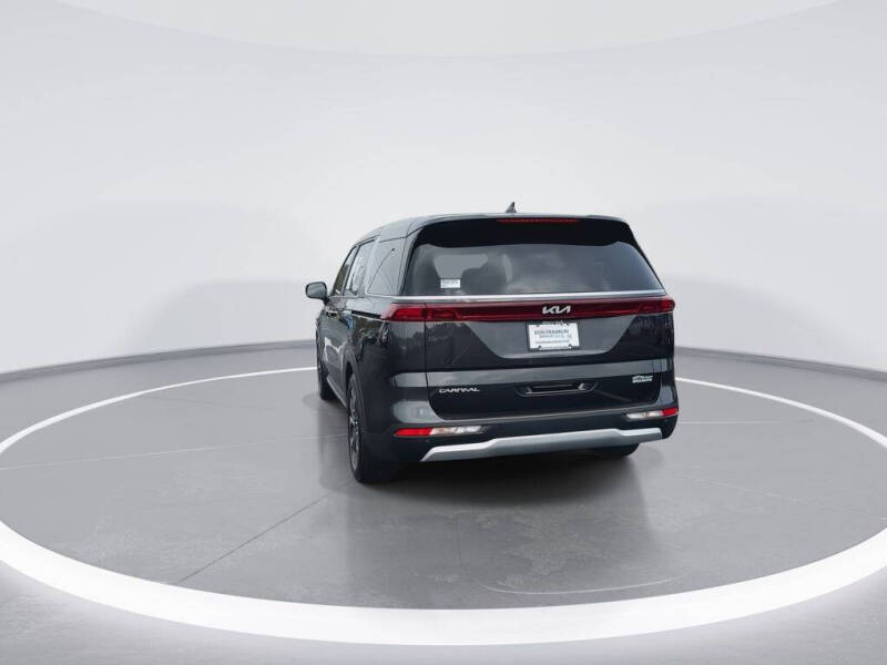 2024 Kia Carnival EX