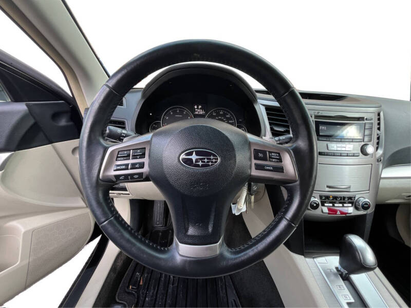 2013 Subaru Outback Premium photo 17