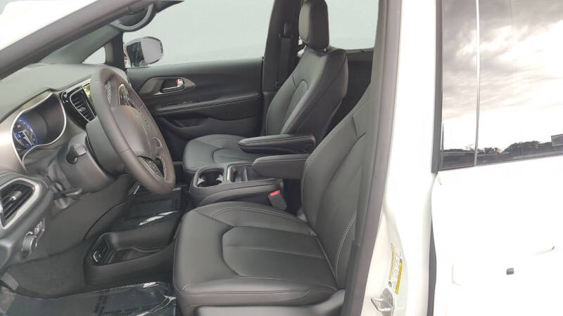 2027 Chrysler Pacifica Select