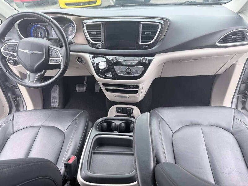 2017 Chrysler Pacifica Touring-L