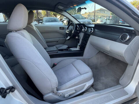 2005 Ford Mustang V6 Deluxe