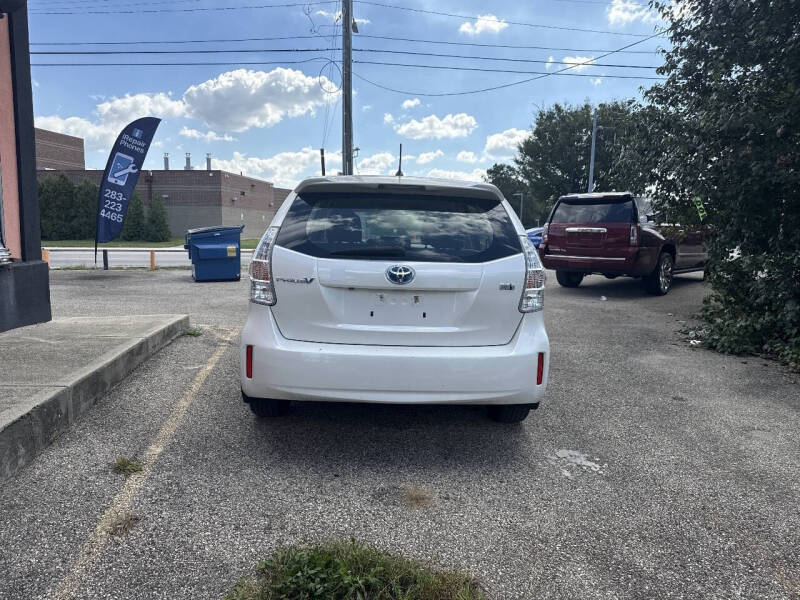 2014 Toyota Prius v Two
