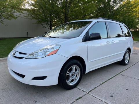 2006 Toyota Sienna for sale at Raptor Motors in Chicago IL