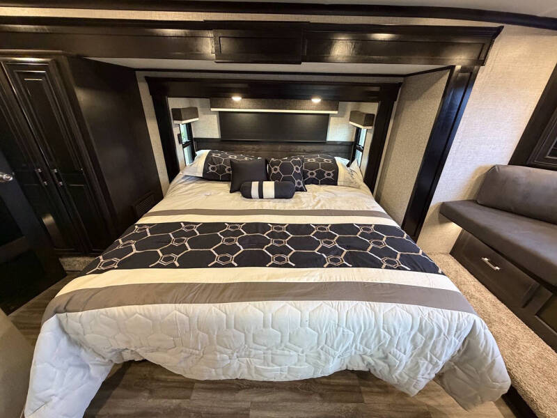 2023 Jayco Pinnacle