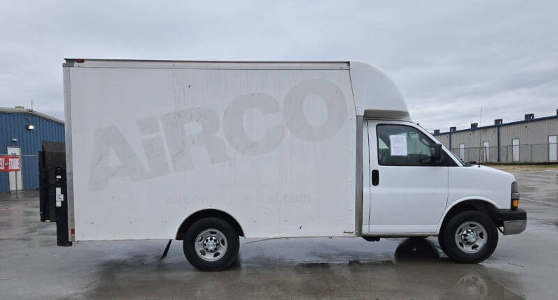 2017 Chevrolet Express Cutaway Base photo 9