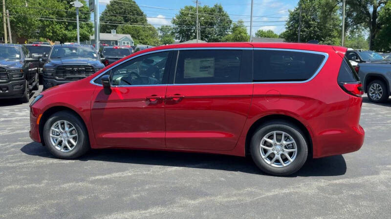 2027 Chrysler Pacifica Select