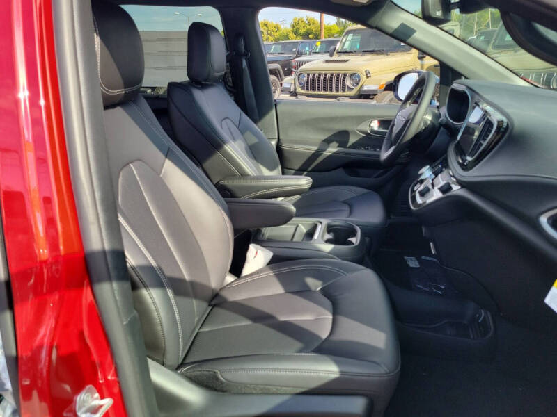 2027 Chrysler Pacifica Select