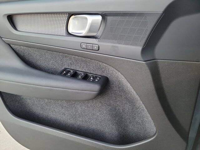 2023 Volvo XC40 B5 Plus Dark Theme