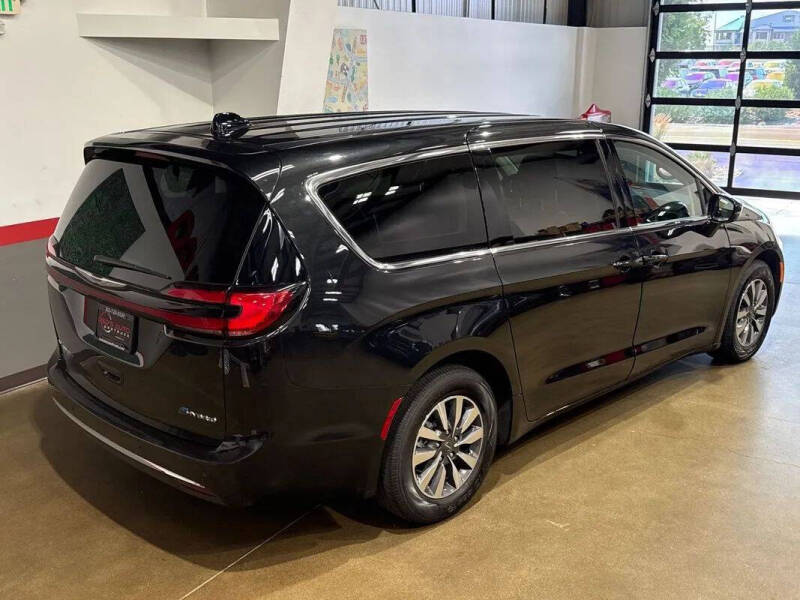 2024 Chrysler Pacifica Plug-In Hybrid Select
