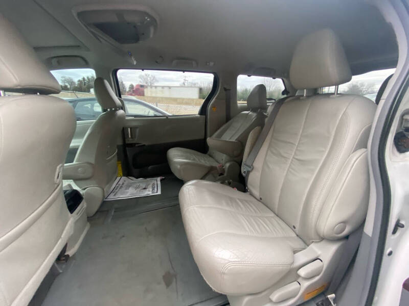 2011 Toyota Sienna XLE photo 10