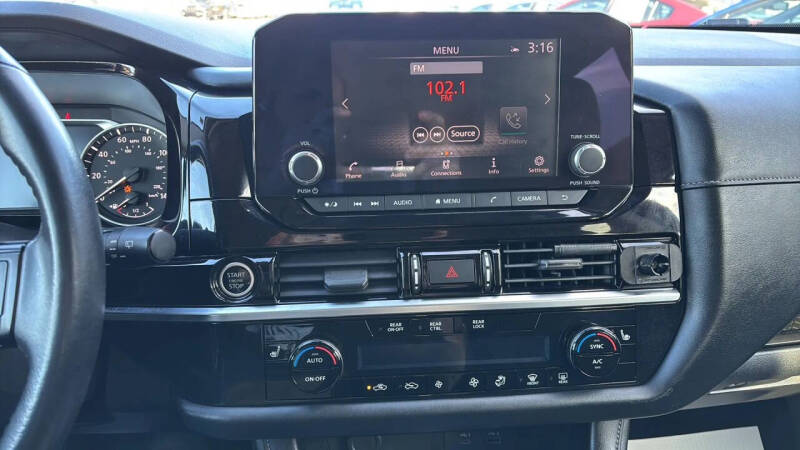 2022 Nissan Pathfinder SV