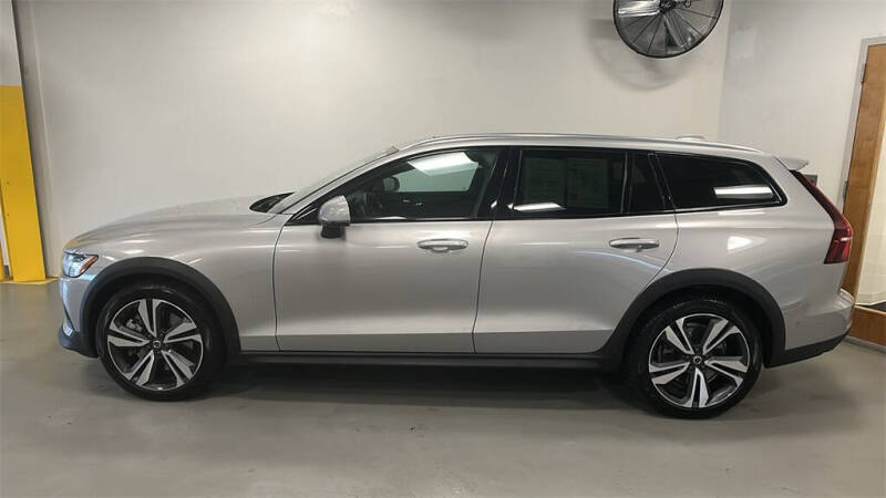2025 Volvo V60 Cross Country B5 Plus