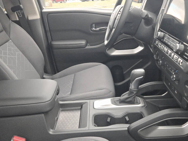 2025 Nissan Frontier SV