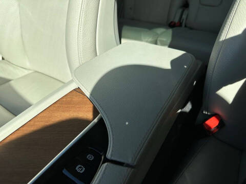 2022 Volvo XC90 T6 Momentum 7-Passenger