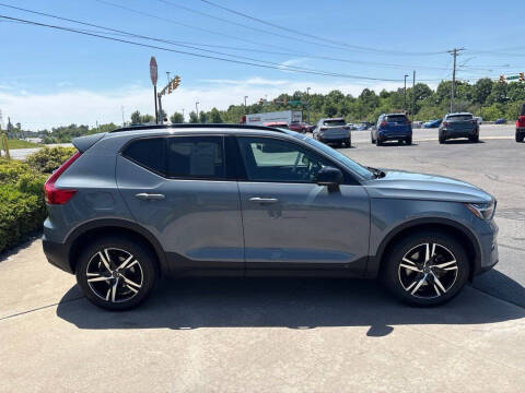 2023 Volvo XC40 B5 Plus Dark Theme