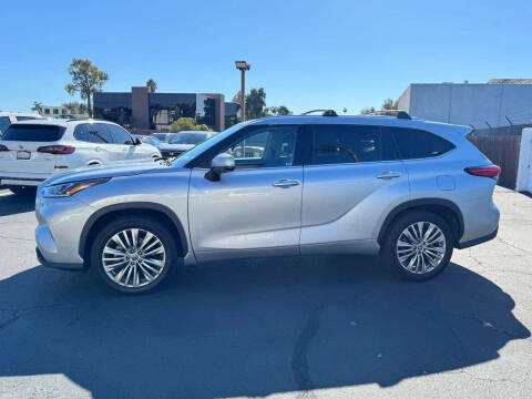 2023 Toyota Highlander Hybrid Platinum