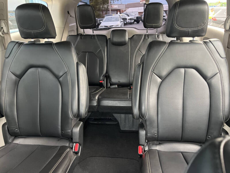 2020 Chrysler Voyager LXi