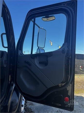 2007 Freightliner M2 106