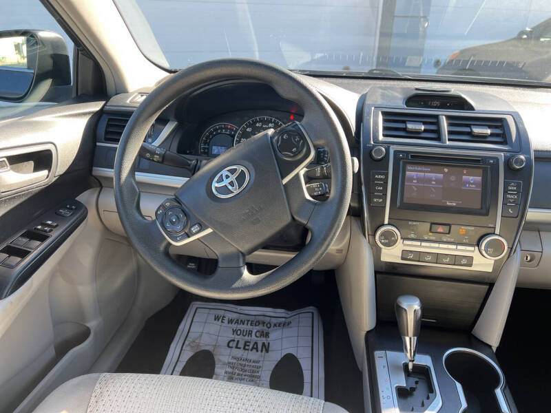 2014 Toyota Camry LE photo 26