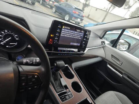 2024 Toyota Sienna LE 8-Passenger