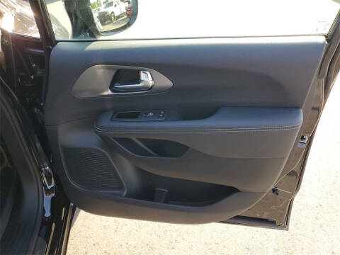 2025 Chrysler Voyager LX