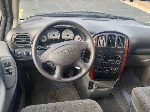 2005 Chrysler Town and Country LX