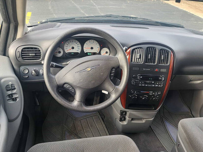 2005 Chrysler Town and Country LX