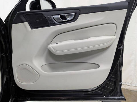 2024 Volvo XC60 B5 Ultimate Dark Theme