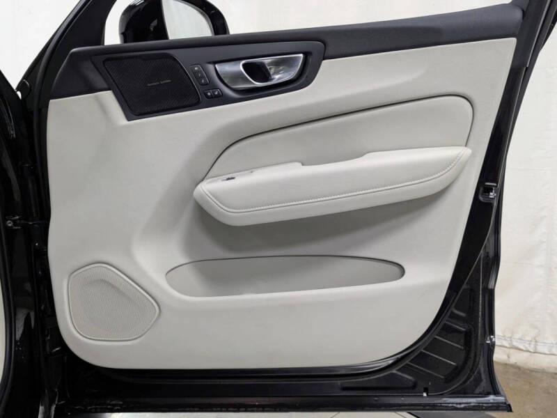 2024 Volvo XC60 B5 Ultimate Dark Theme