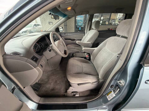 2005 Toyota Sienna LE 8 Passenger