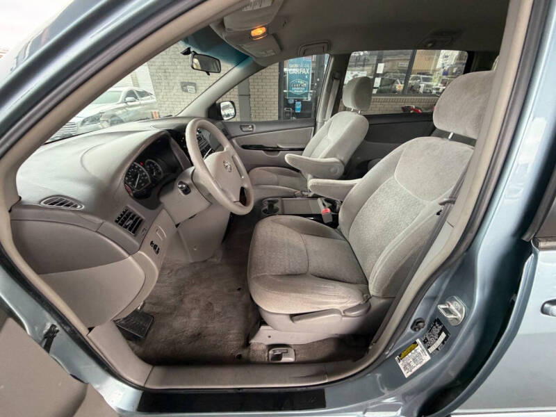 2005 Toyota Sienna LE 8 Passenger