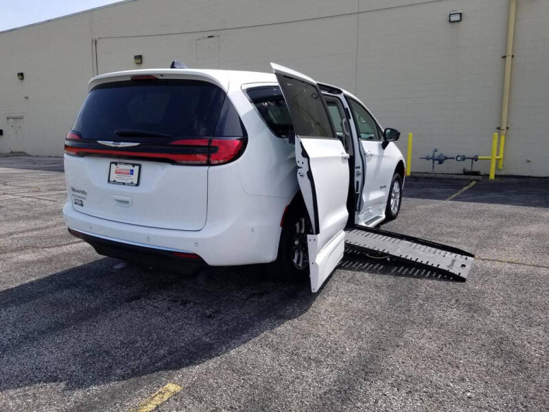 2024 Chrysler Pacifica Touring L