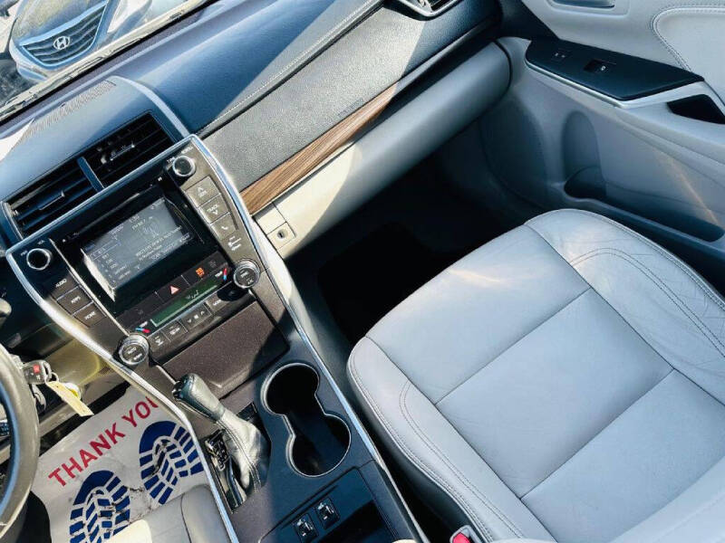 2015 Toyota Camry XLE photo 21