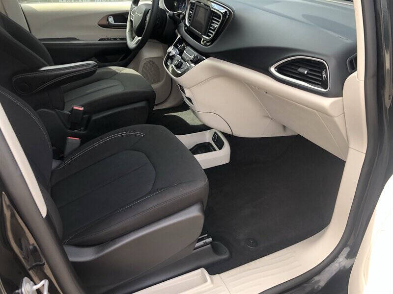 2023 Chrysler Voyager LX