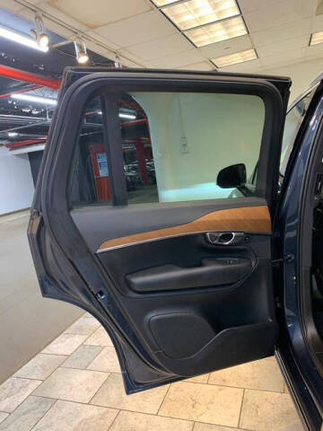 2022 Volvo XC90 T6 Momentum 7-Passenger