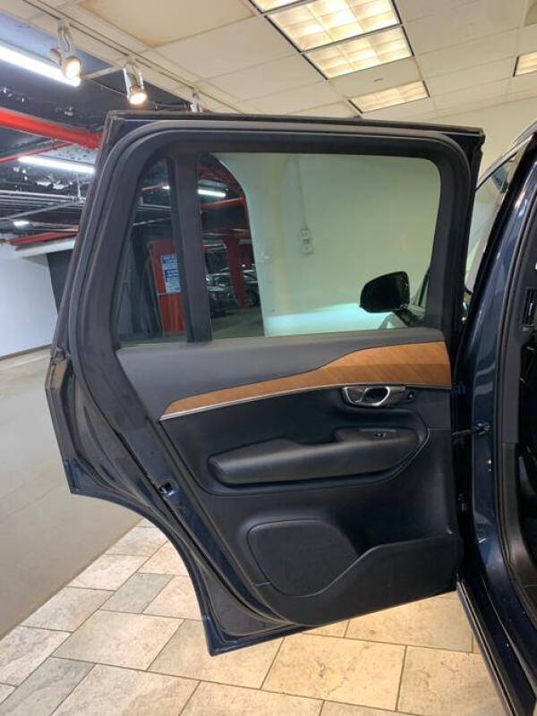 2022 Volvo XC90 T6 Momentum 7-Passenger