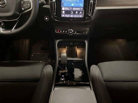 2025 Volvo XC40 B5 Plus Dark Theme
