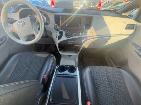 2011 Toyota Sienna SE 8-Passenger