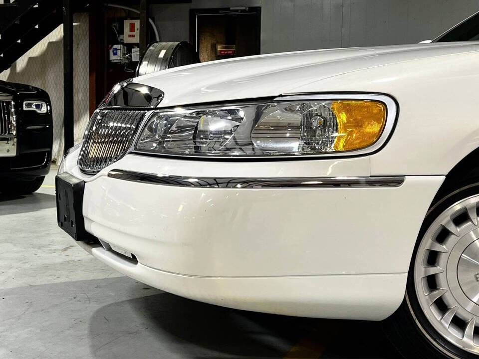 2002 Lincoln Town Car for sale at Carnival Car Company in Victoria, TX