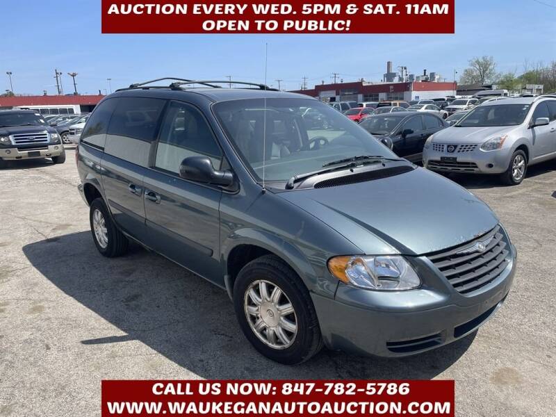 2006 Chrysler Town and Country for sale at Waukegan Auto Auction in Waukegan IL